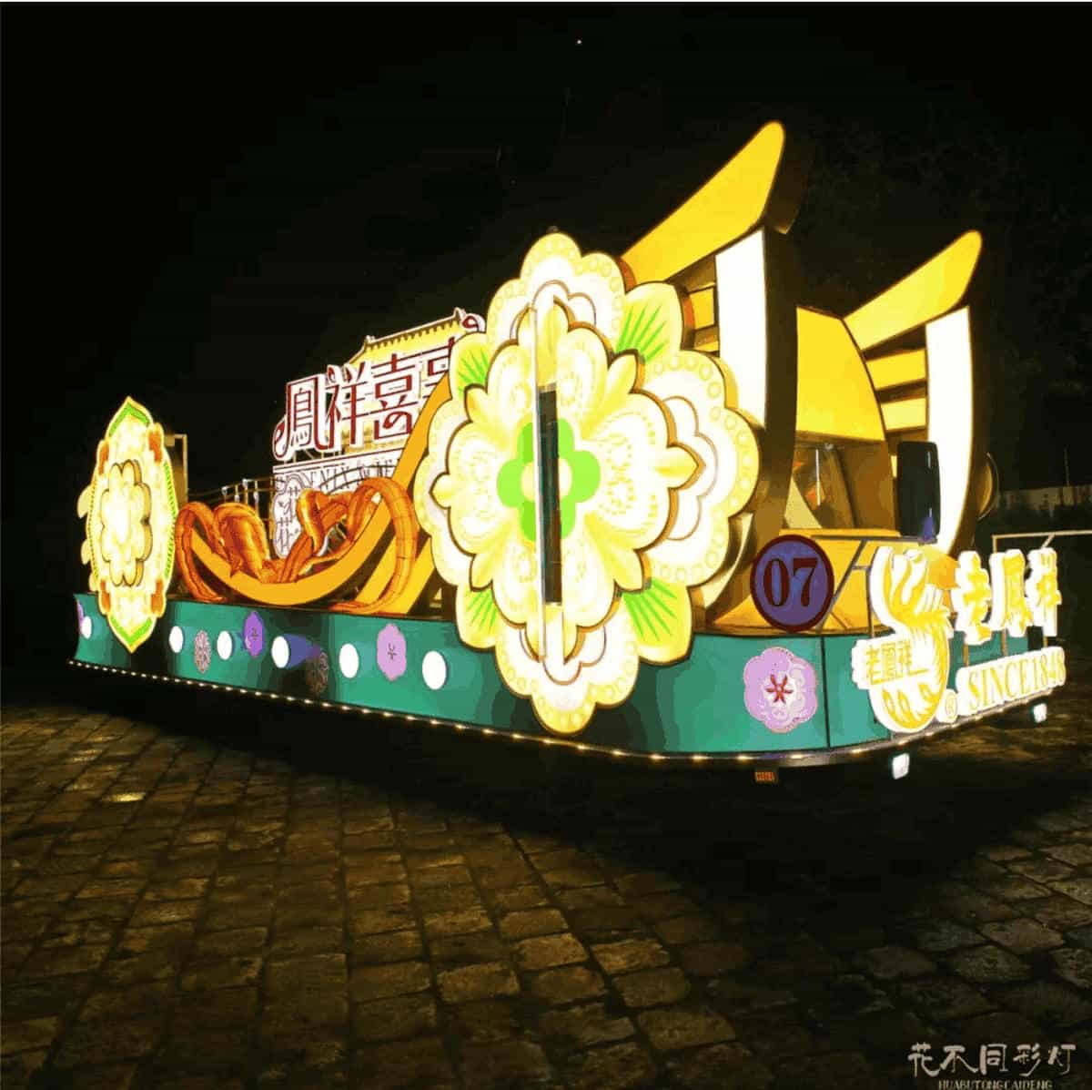 主创设计团队在工厂车间根据概念设计手绘稿进行花车实景放样校对