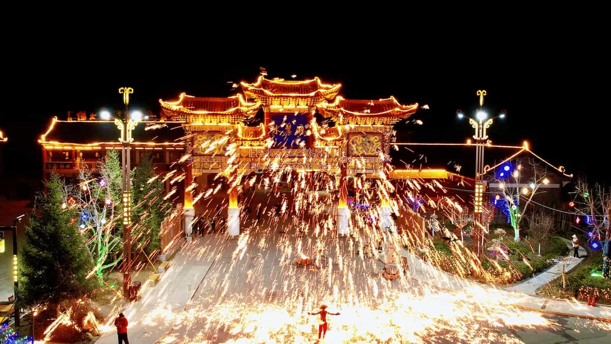 一场标准的打铁花表演通常持续多长时间？