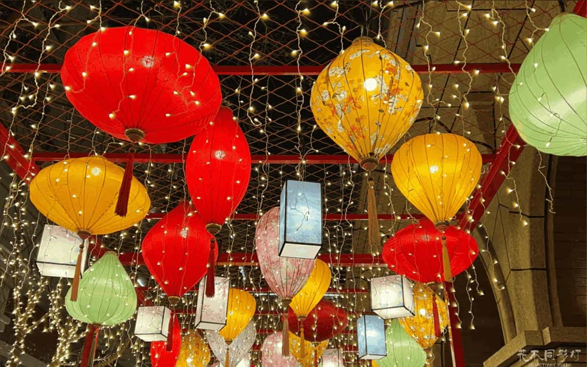 特种吊装设备配合多名专业高空作业技师在工程现场严谨安装地标灯笼核心部件