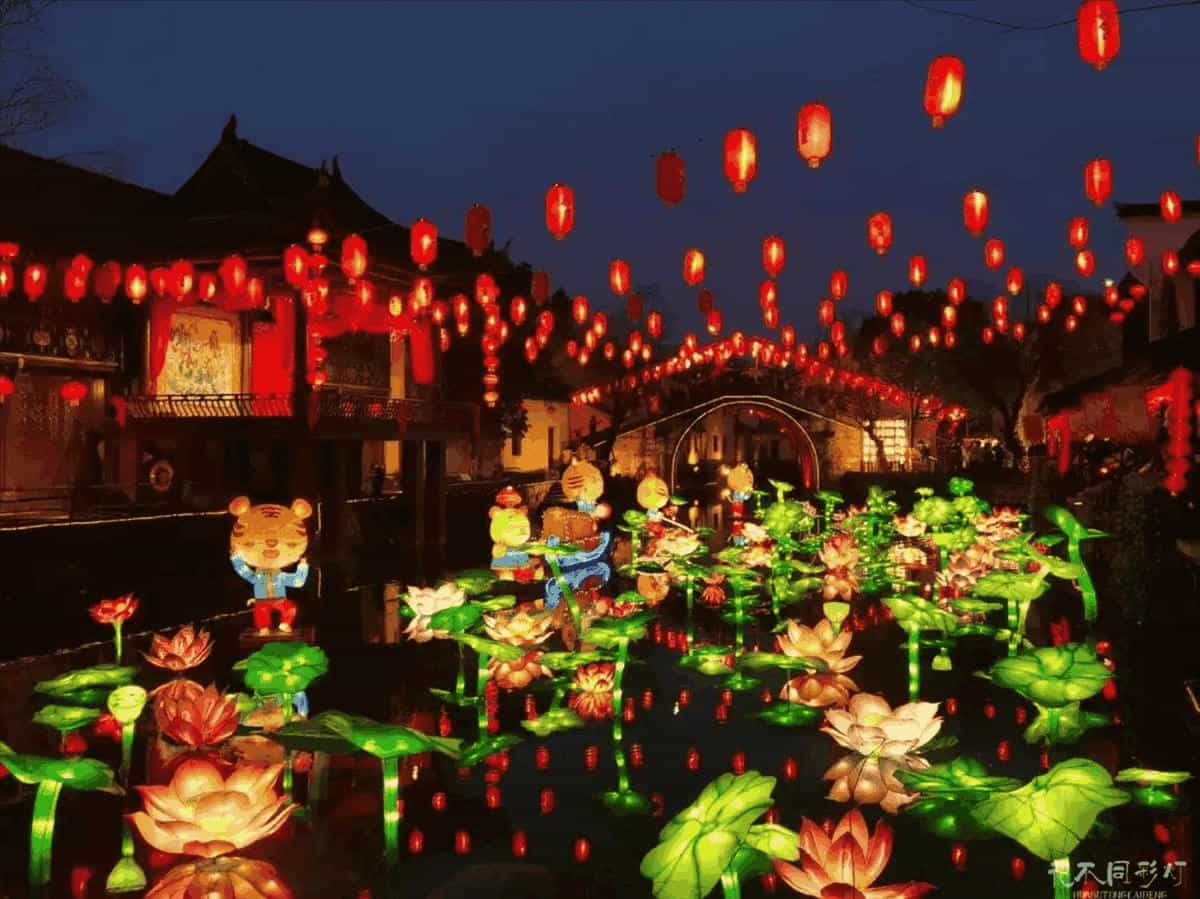 设计室展案上摆放的各类真丝绸缎面料在不同显色指数暖白光源下的显色对比样板