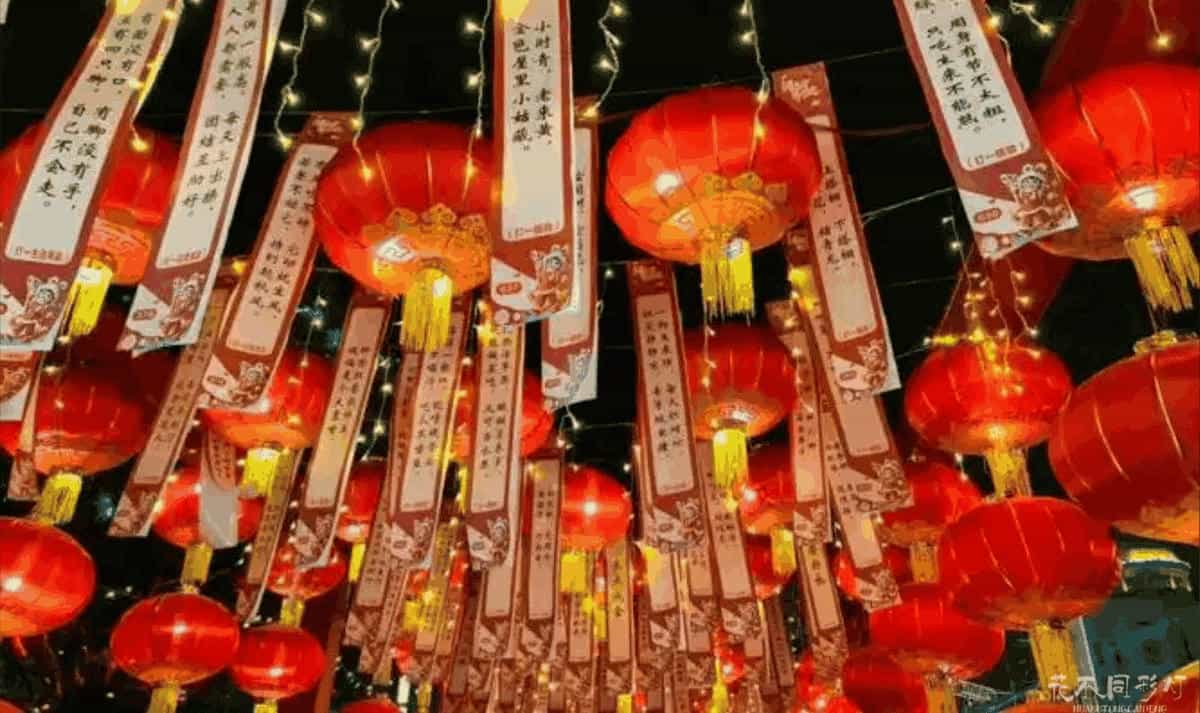 成群结队的游客在具有鲜明地域文化符号的定制发光灯笼矩阵前流连忘返的夜拍场景