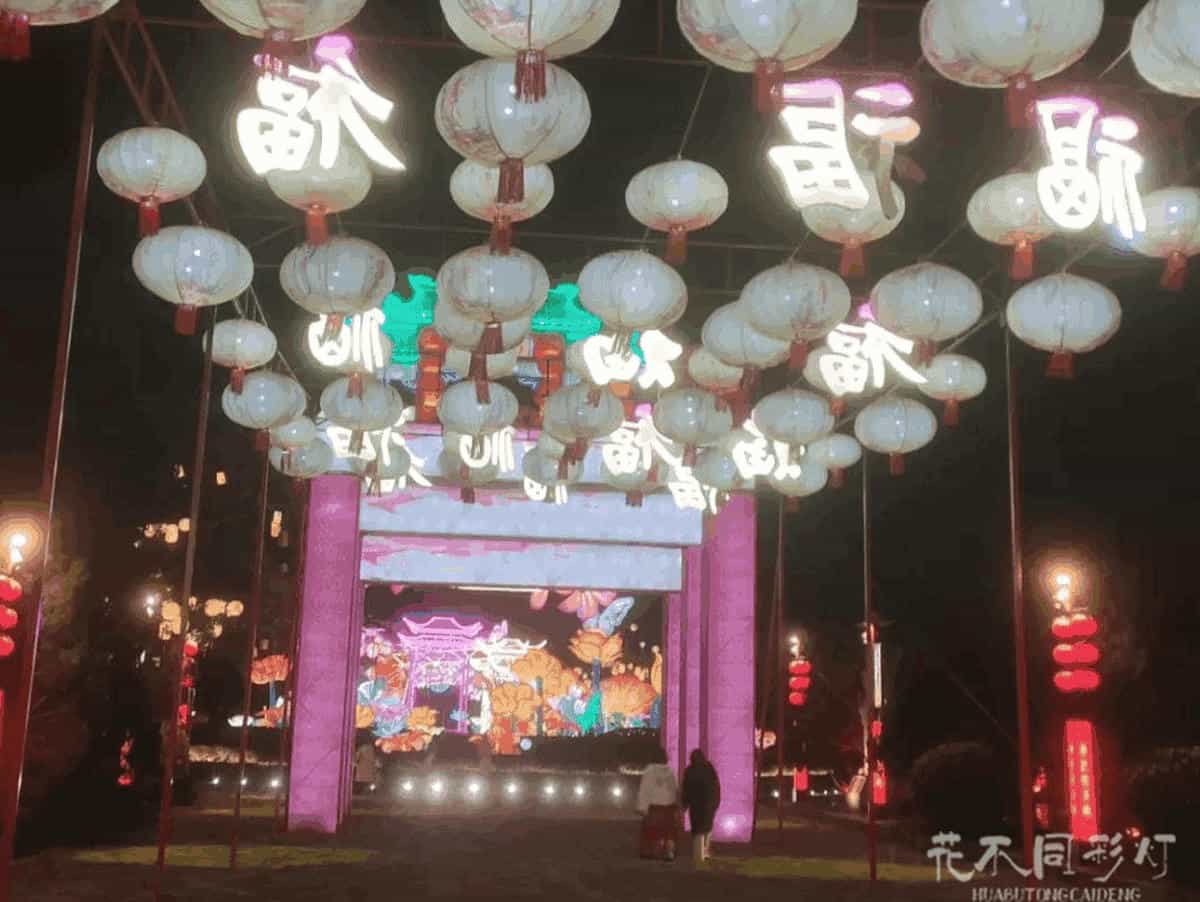 改造完成后通电试亮测试中透射出均匀明亮且柔和不刺眼暖黄色光芒的古朴宫灯