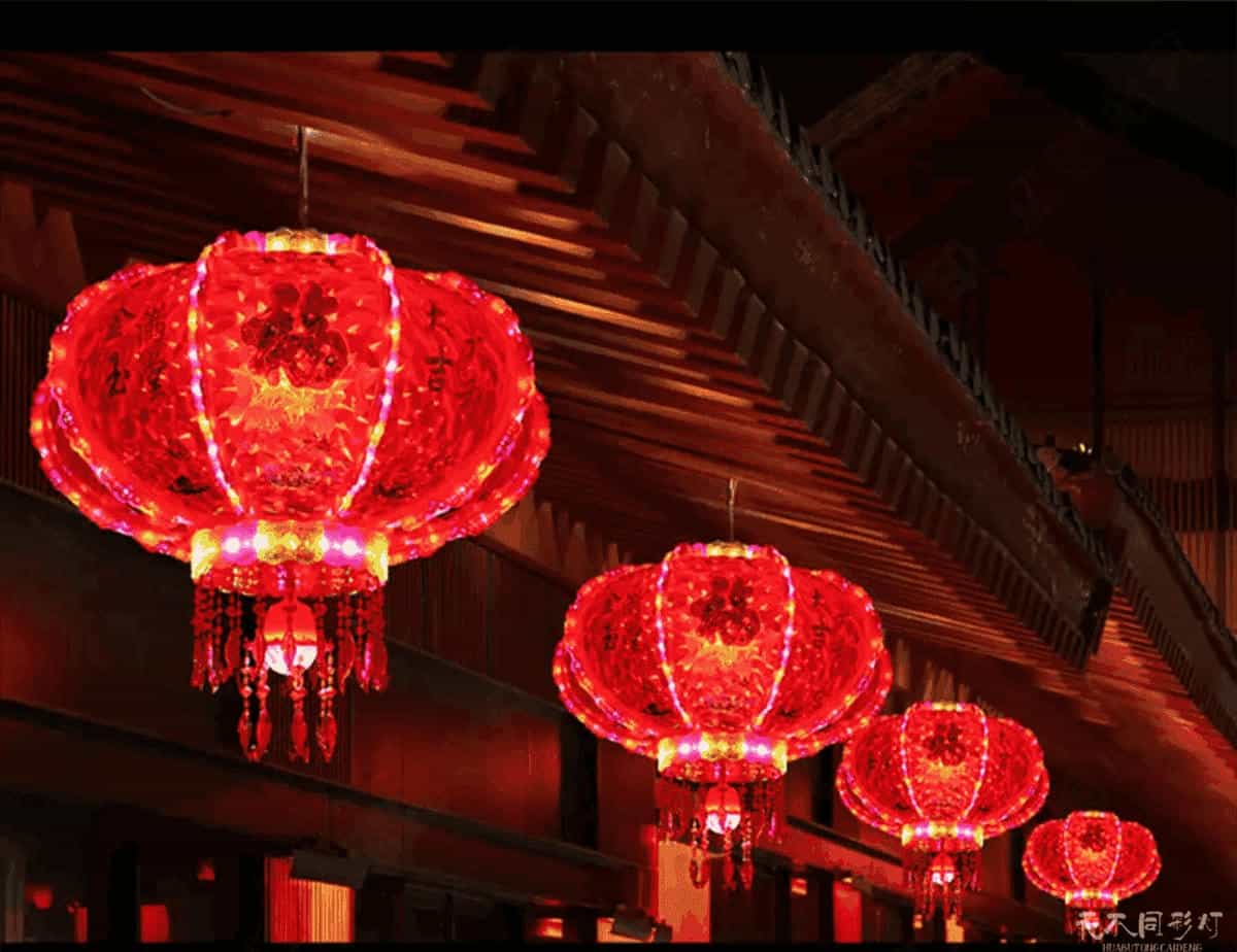 出厂检验区整齐排列准备发往全国各文旅景区的定制非标大型节日灯笼成品