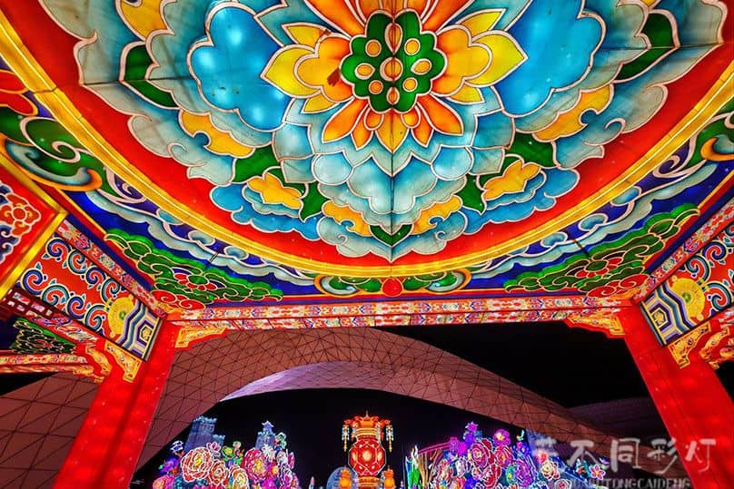 春节灯会制作工艺近景-工匠裱糊与材料细节,体现工艺与材料对灯会成本的影响 春节灯会制作工艺近景-工匠裱糊与材料细节,体现工艺与材料对灯会成本的影响