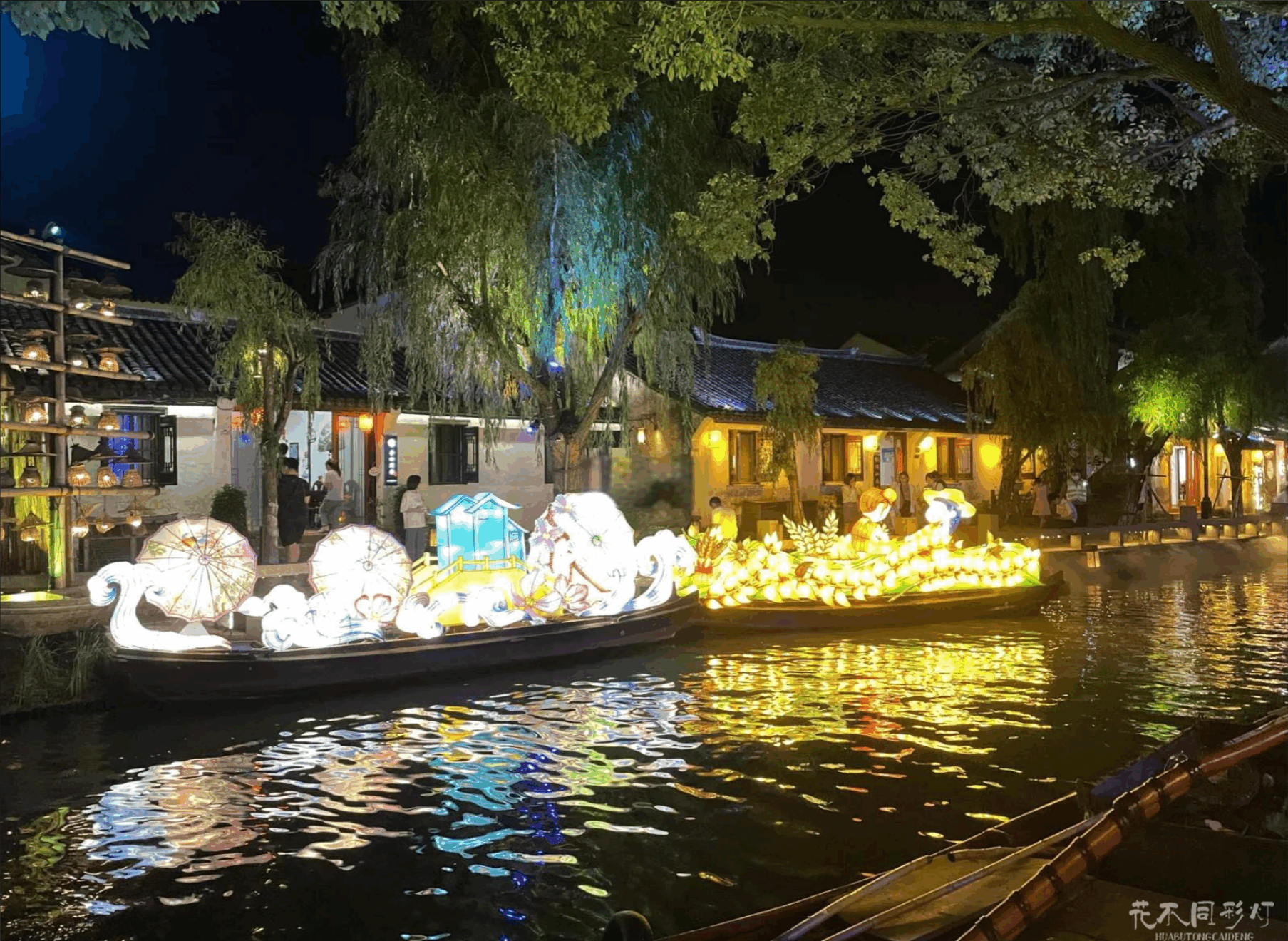 周庄古镇春节灯会全景-水乡夜景与灯组交相辉映展现全域灯会布局