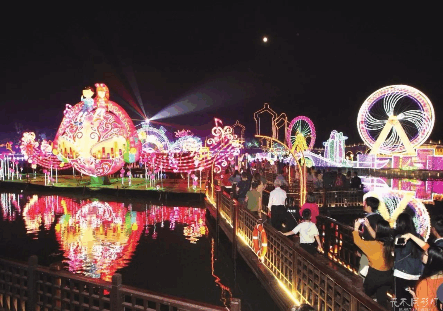 千灯映湖童趣昆虫世界-亲子家庭与萤火虫灯组互动场景