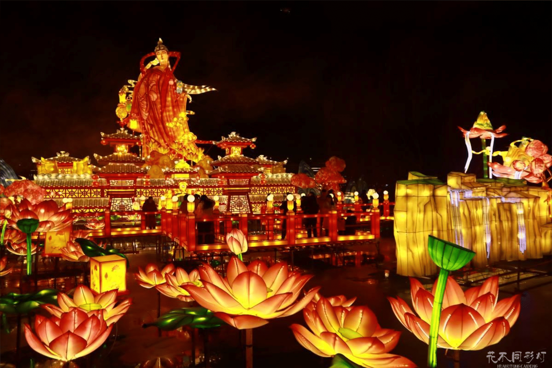 遗爱湖千灯映湖非遗打铁花表演-火花如雨点亮夜空