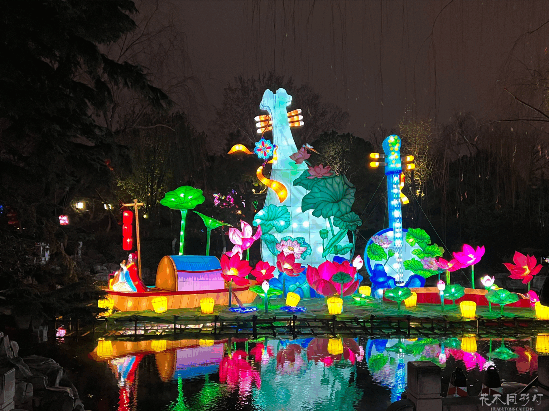 济南趵突泉灯会夜游实景-游客在诗词长廊与动态灯组前拍照打卡场景 济南趵突泉灯会夜游实景-游客在诗词长廊与动态灯组前拍照打卡场景