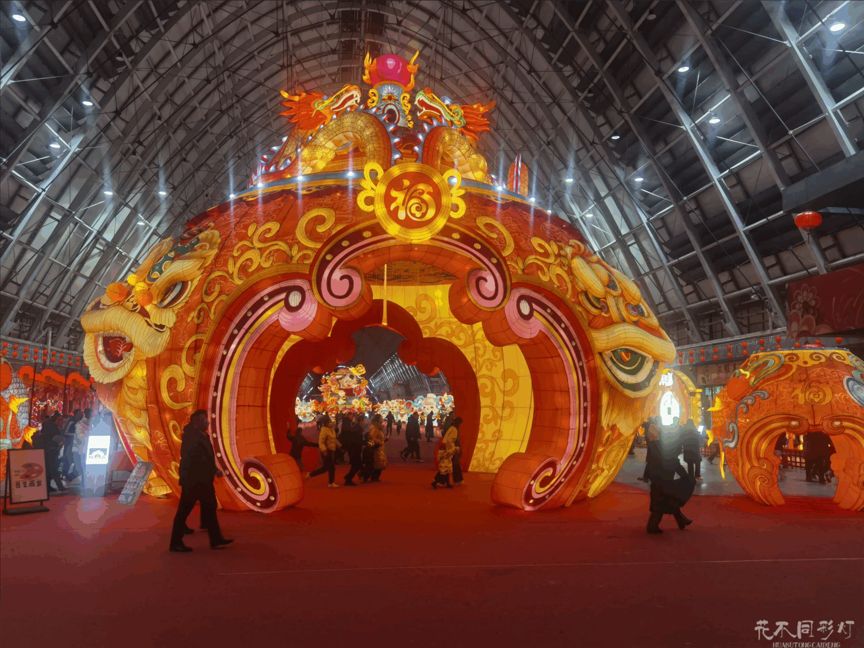 青岛新春艺术彩灯节游客沉浸式体验-汉服换装与灯组拍照打卡场景