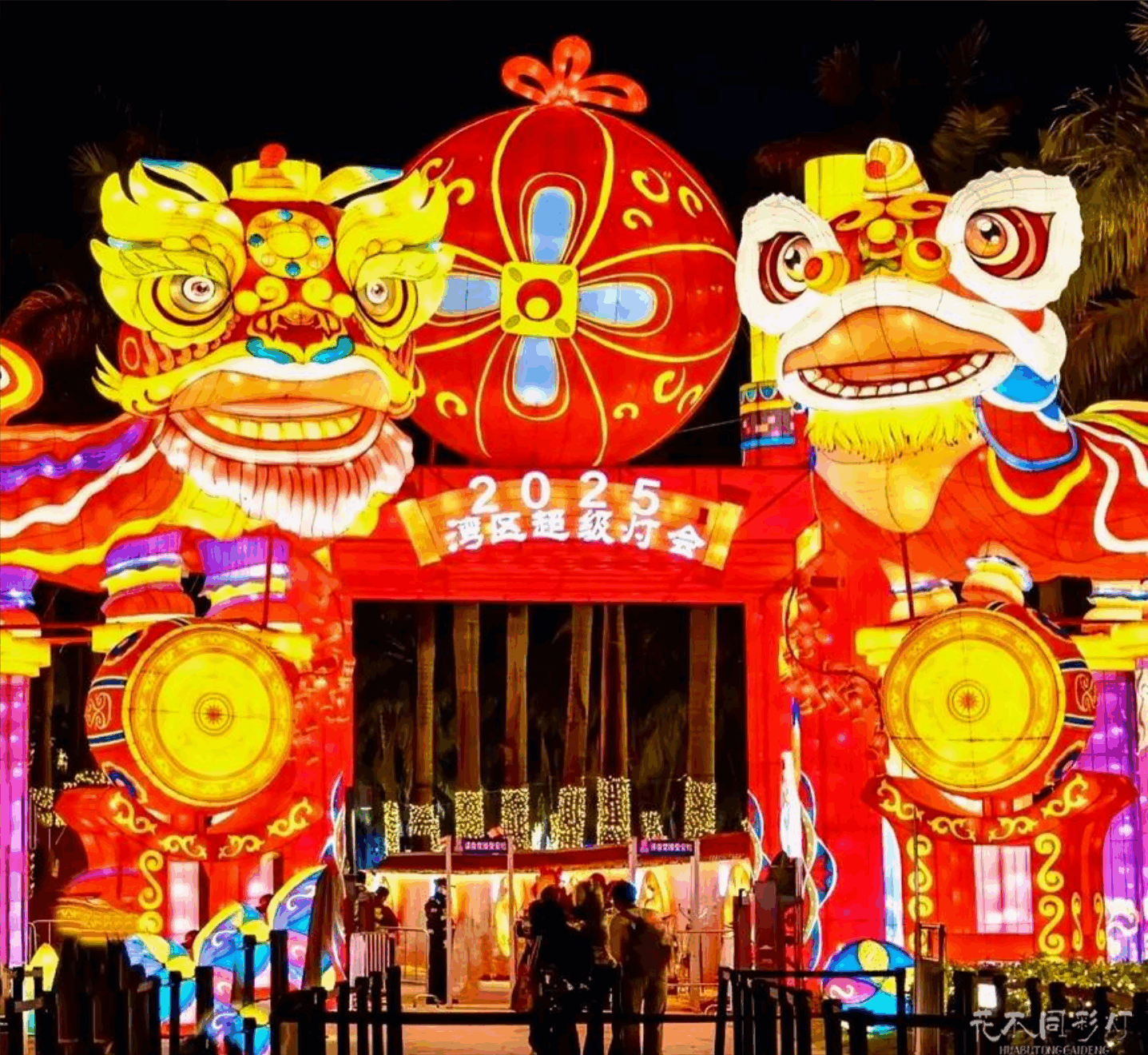 2025深圳新春灯会全景-欢乐海岸灯海与城市夜景交融 2025深圳新春灯会全景-欢乐海岸灯海与城市夜景交融