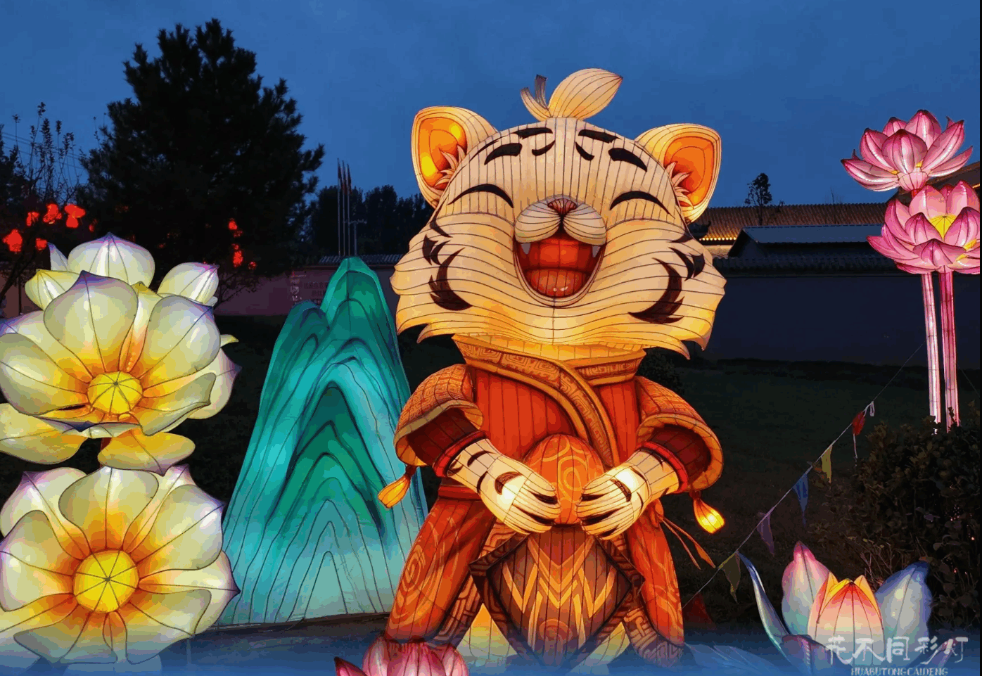 涿州通会灯市游客互动-家庭在十二生肖灯组前拍照留念