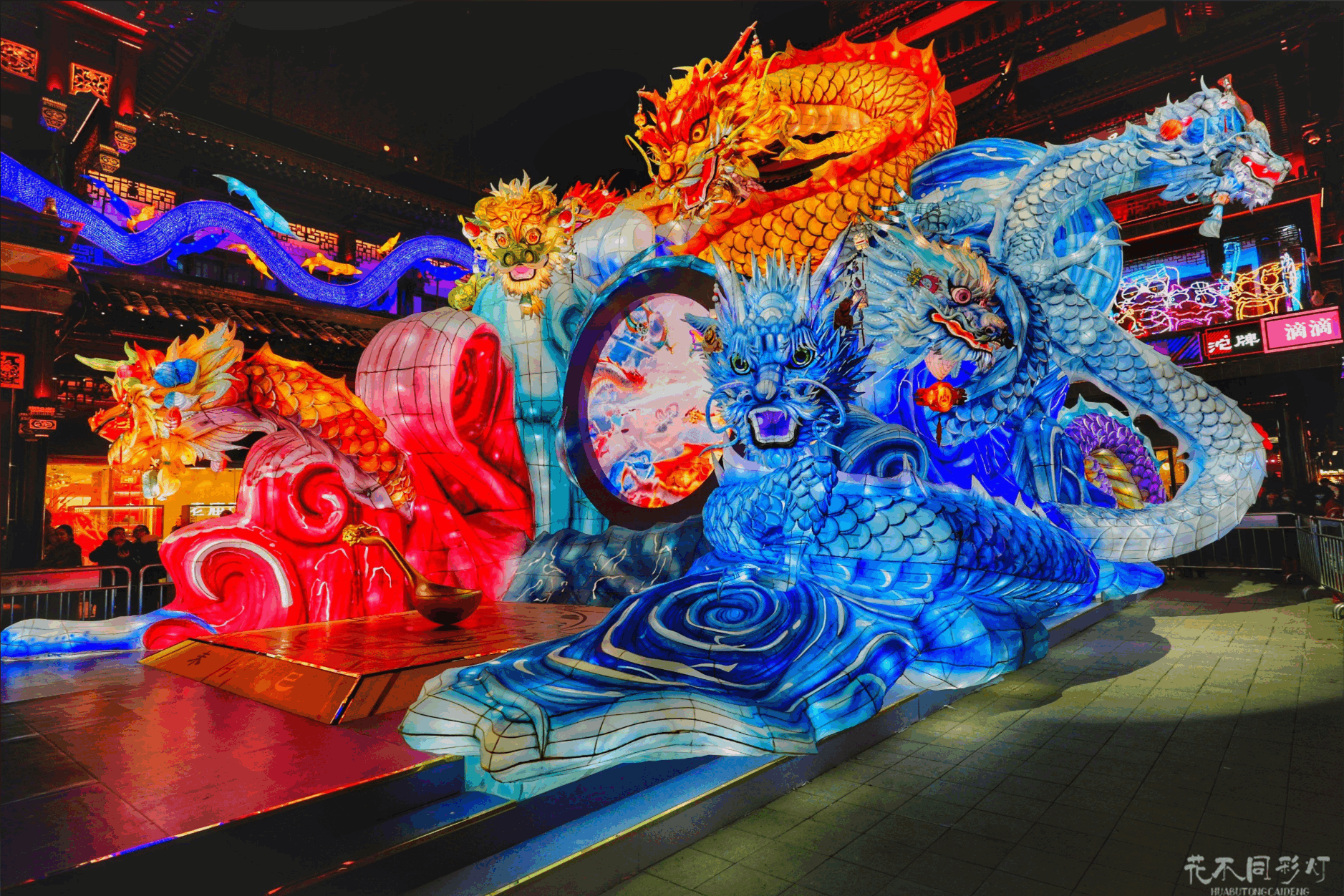 豫园灯会全景-山海奇豫记主题灯彩与园林建筑交相辉映 豫园灯会全景-山海奇豫记主题灯彩与园林建筑交相辉映