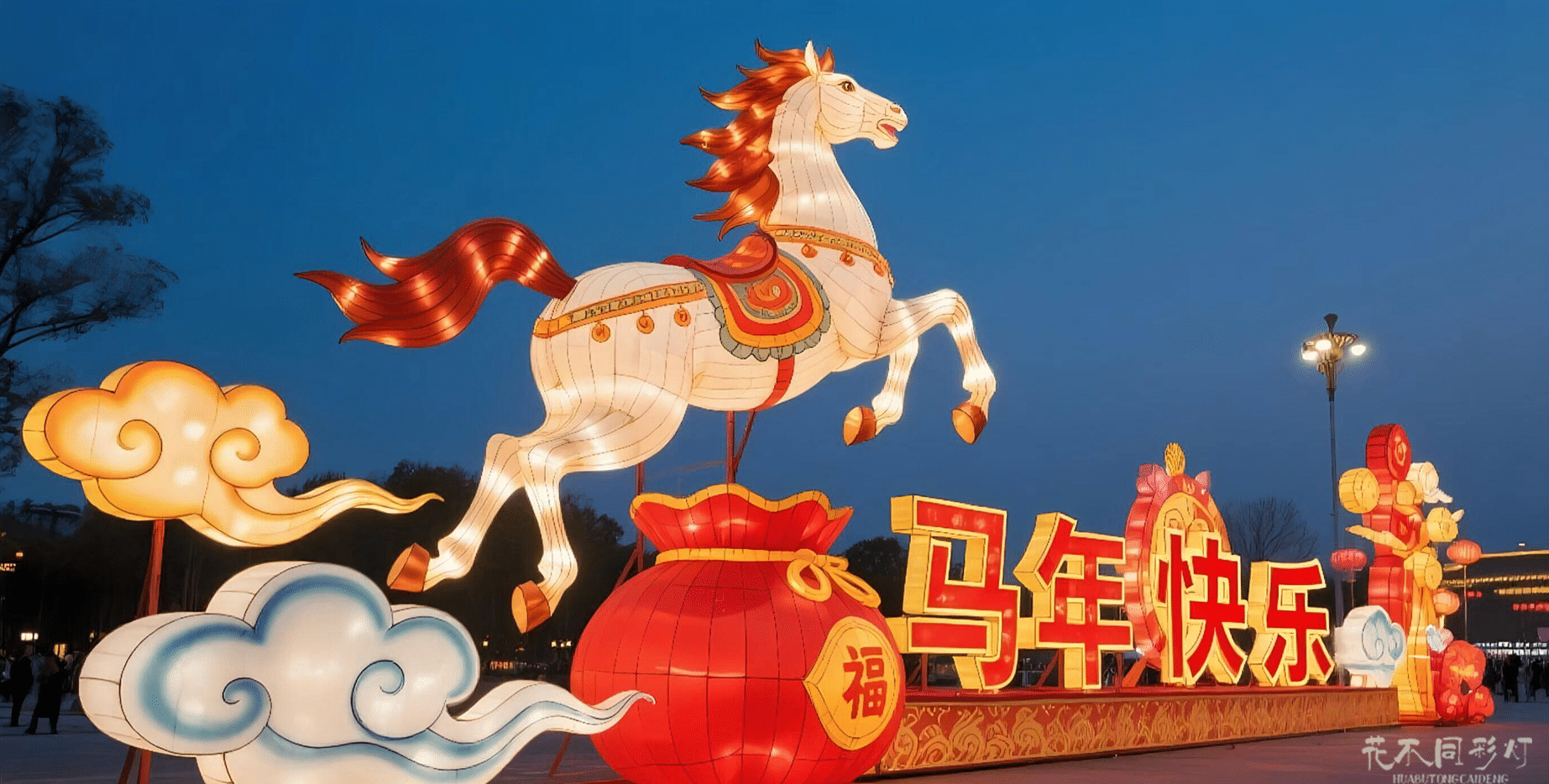 家庭游客与马年彩灯互动-儿童手持迷你马灯合影场景 家庭游客与马年彩灯互动-儿童手持迷你马灯合影场景