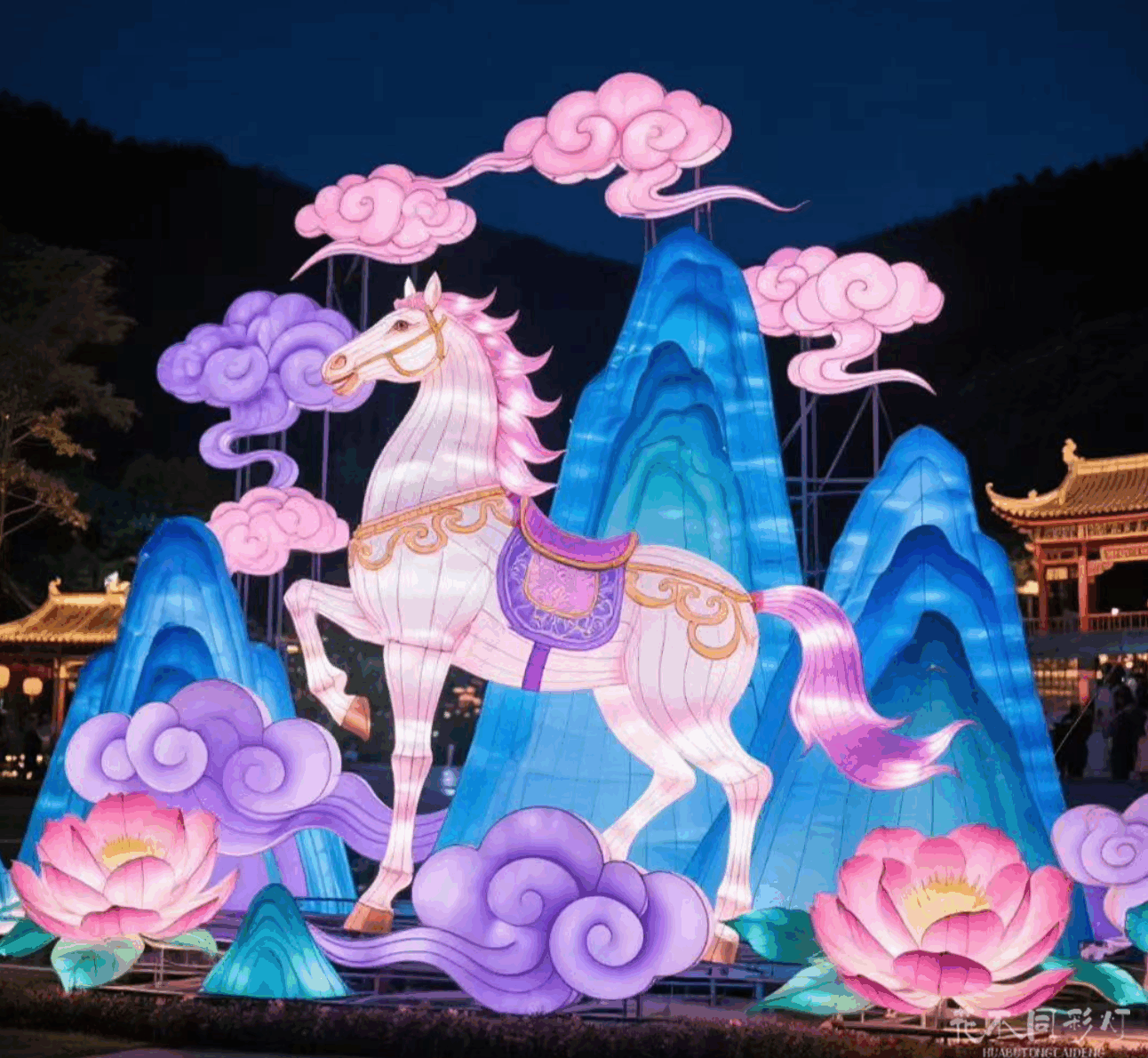 花不同彩灯设计万马奔腾灯阵-机械群马与地面光影互动场景 花不同彩灯设计万马奔腾灯阵-机械群马与地面光影互动场景