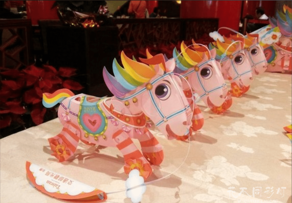 儿童与卡通小马灯组互动场景-小朋友触摸小马变换灯光颜色的欢乐瞬间 儿童与卡通小马灯组互动场景-小朋友触摸小马变换灯光颜色的欢乐瞬间