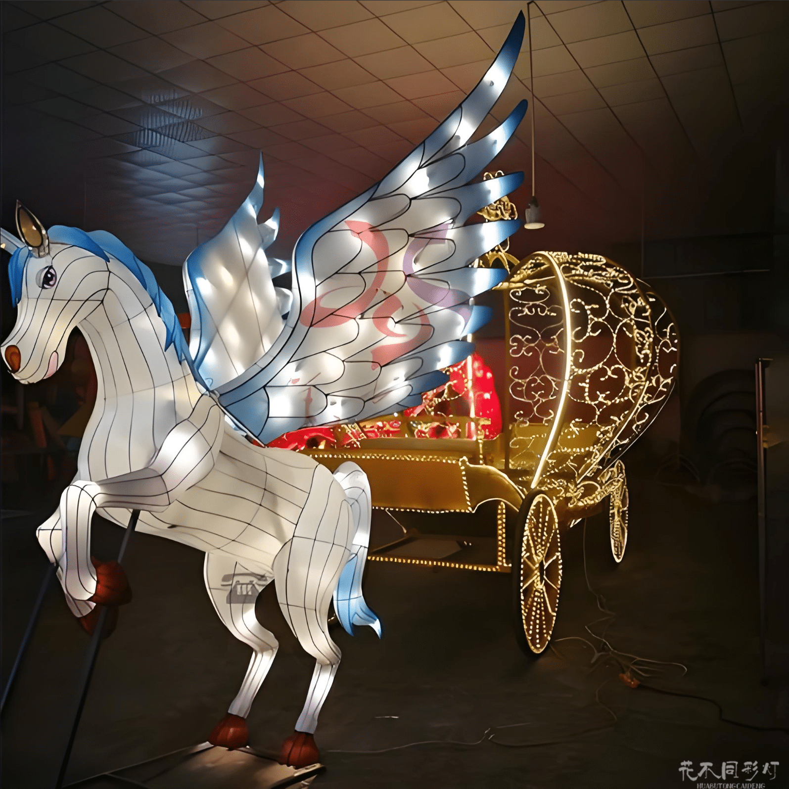 马到成功灯组实景展示-夜间灯光效果与游客互动场景 马到成功灯组实景展示-夜间灯光效果与游客互动场景