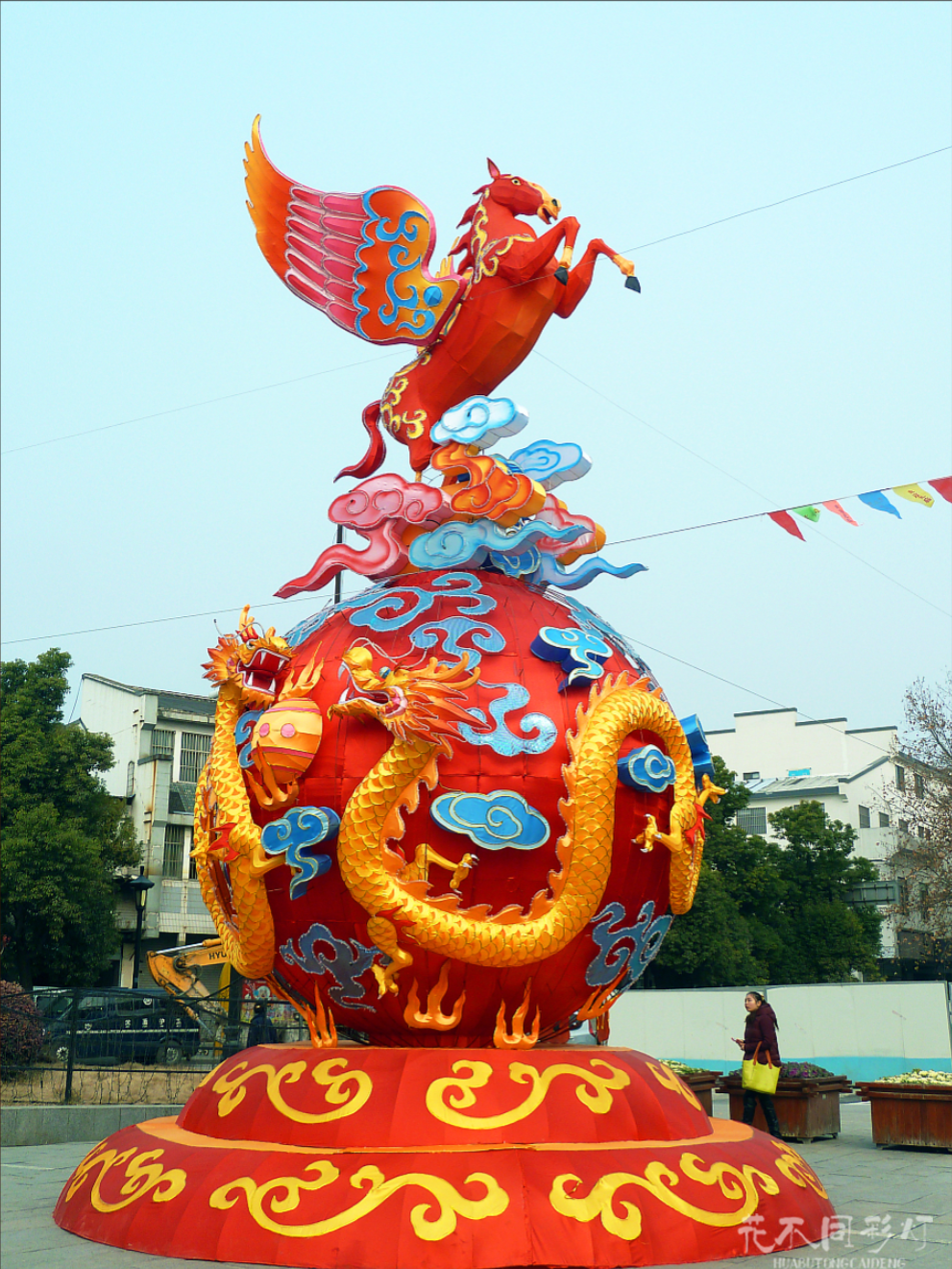 花不同彩灯设计龙马精神主题花灯全景-龙首马身神兽在云雾中奔腾的震撼效果 花不同彩灯设计龙马精神主题花灯全景-龙首马身神兽在云雾中奔腾的震撼效果