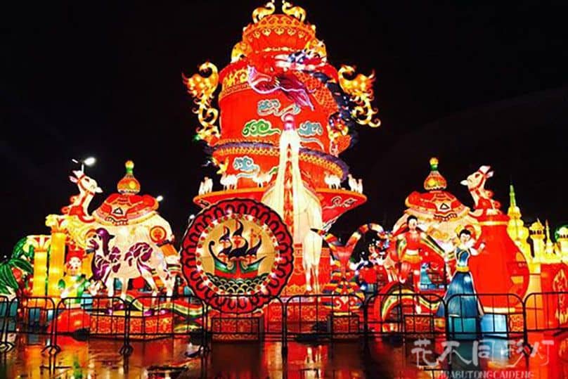 花不同彩灯设计马年主题灯会主灯组-龙马精神造型与光影效果展示 花不同彩灯设计马年主题灯会主灯组-龙马精神造型与光影效果展示