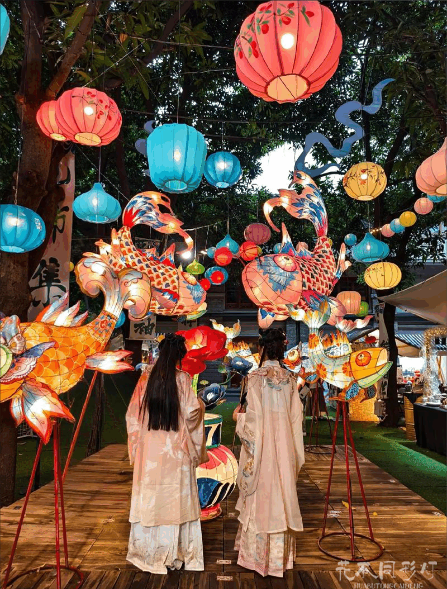 中秋灯会游客互动场景-家庭游客在核心灯组前拍照留念的温馨画面 中秋灯会游客互动场景-家庭游客在核心灯组前拍照留念的温馨画面