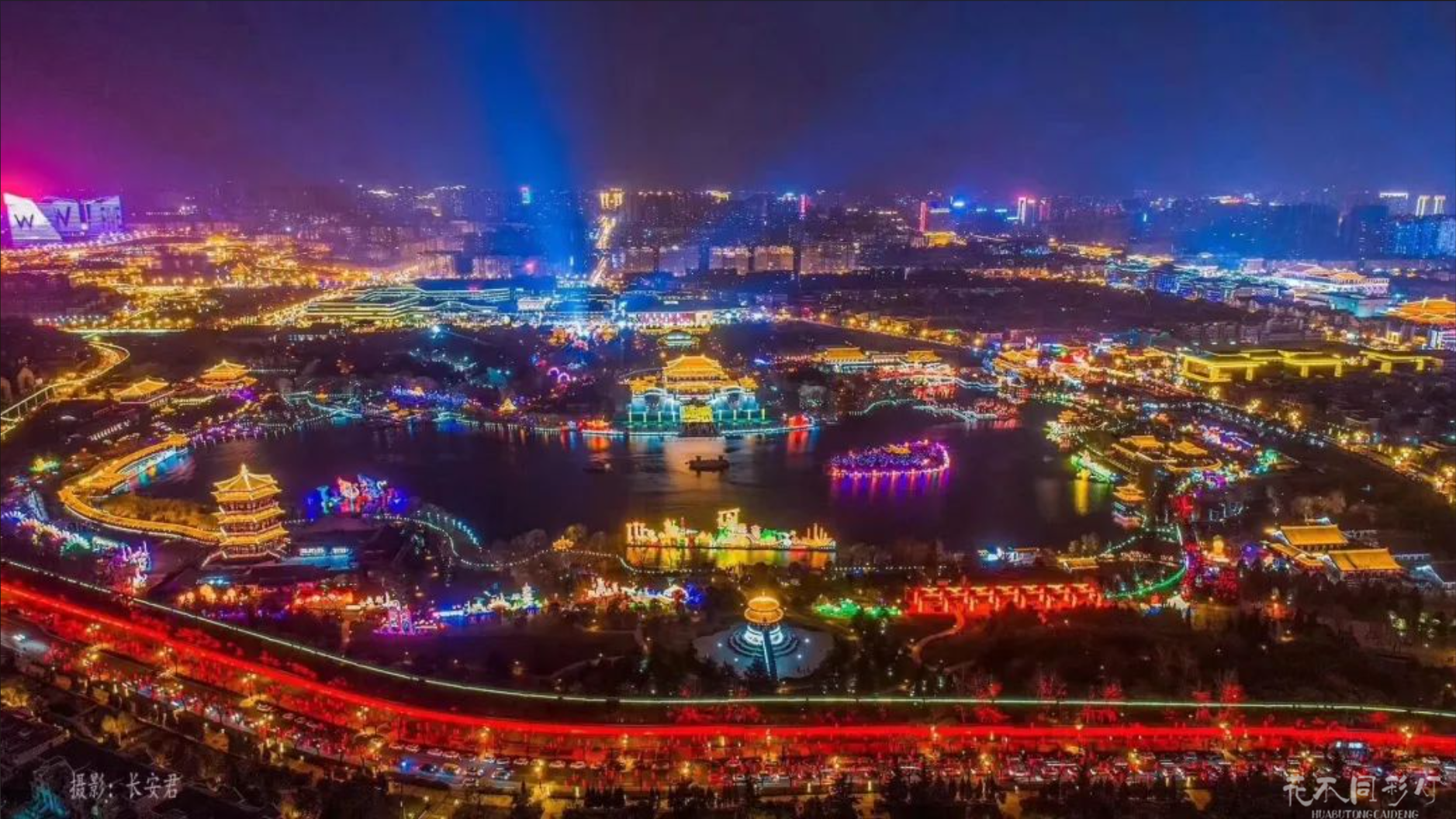 中秋夜游互动体验场景-游客参与非遗手作与主题市集消费的热闹场面