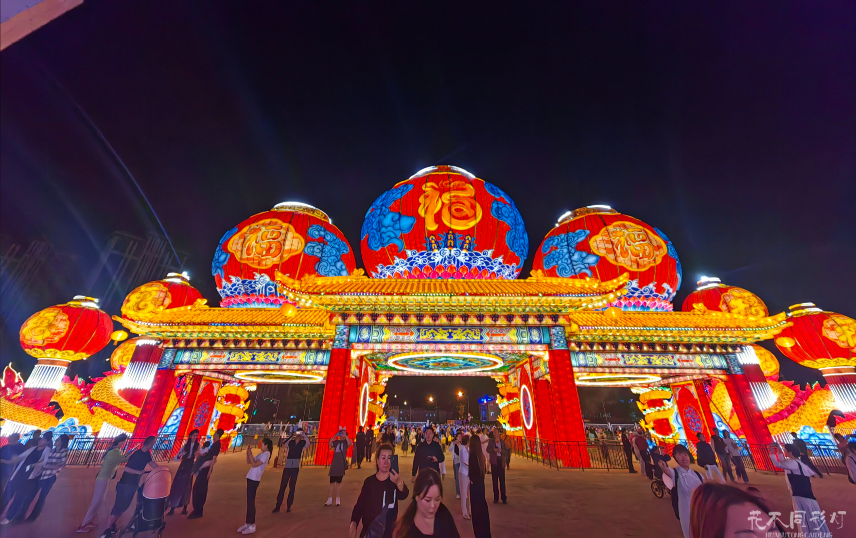 商业体中庭中秋灯会全景-家庭客群在主题灯组前互动消费的热闹场景