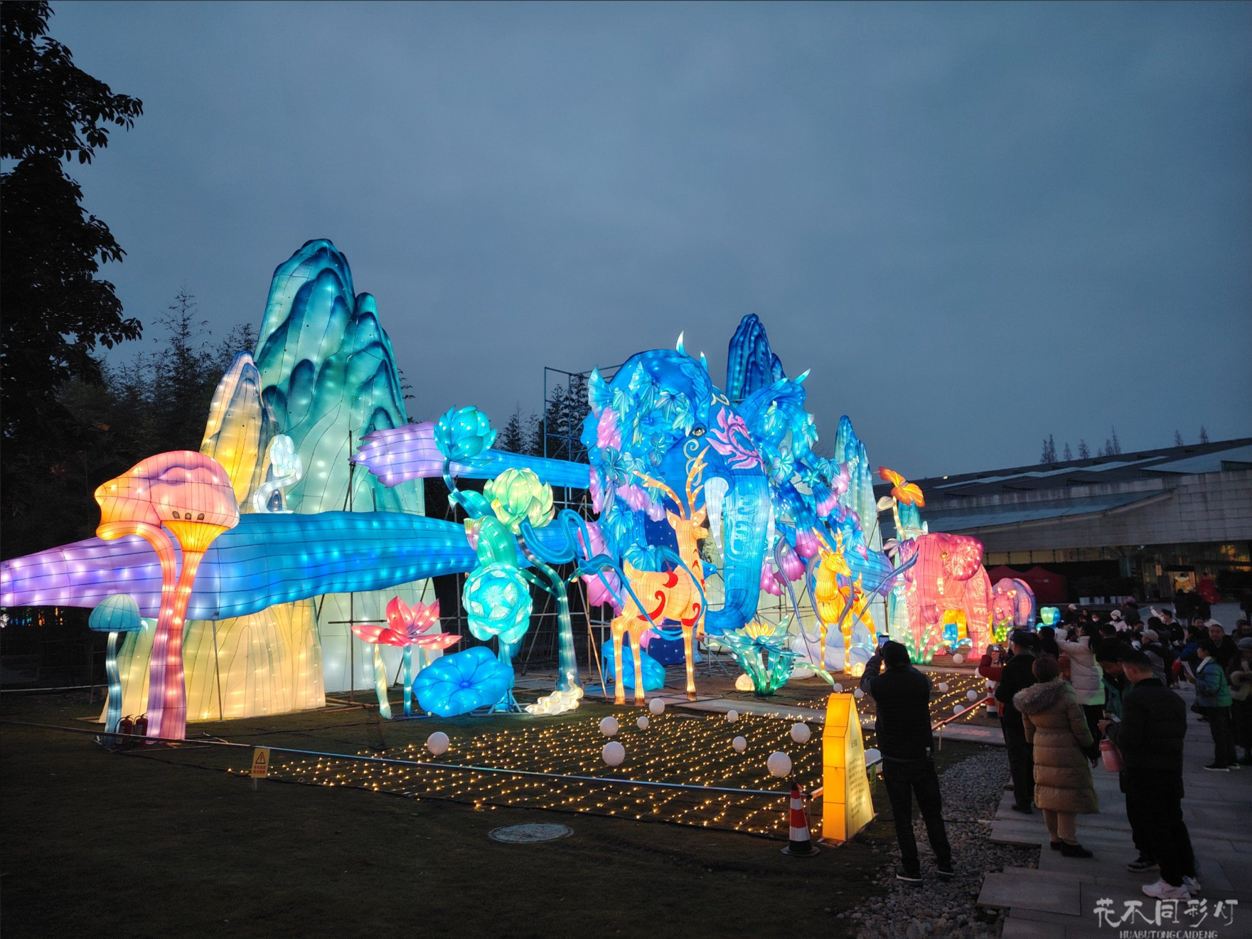 2025年国潮风格中秋灯会-传统元素与现代设计融合的灯组展示 2025年国潮风格中秋灯会-传统元素与现代设计融合的灯组展示