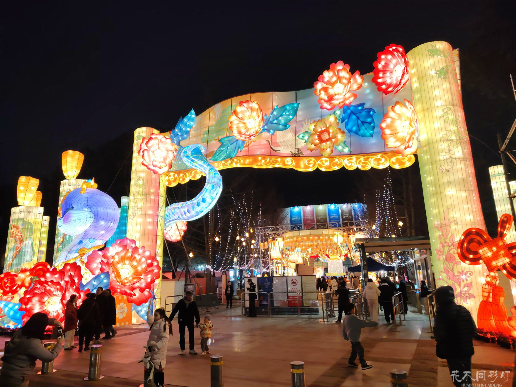 沉浸式中秋灯会游客互动-数字艺术装置与真人NPC情景演绎 沉浸式中秋灯会游客互动-数字艺术装置与真人NPC情景演绎