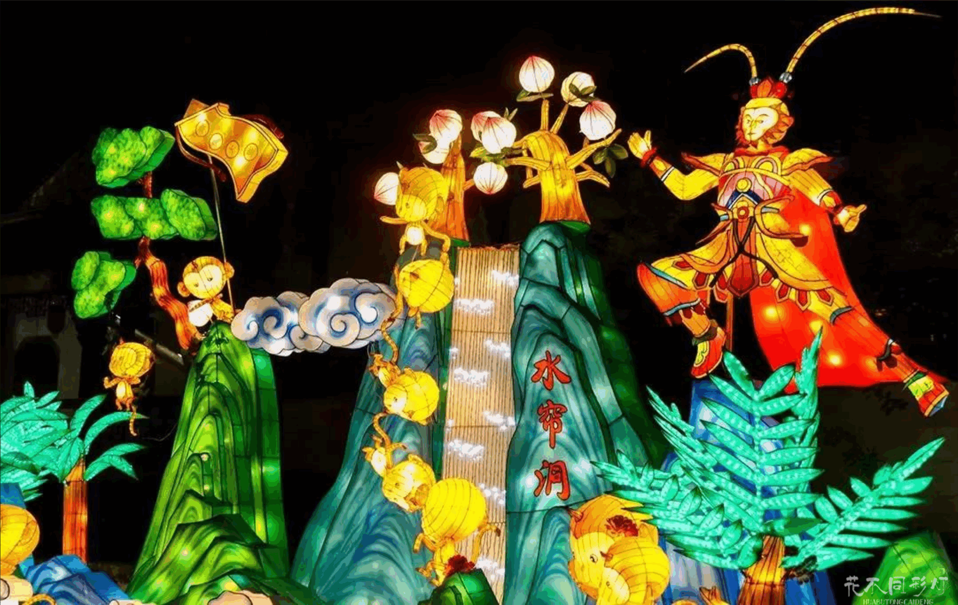 神话灯展网红打卡点设计案例-游客在互动装置前拍照分享