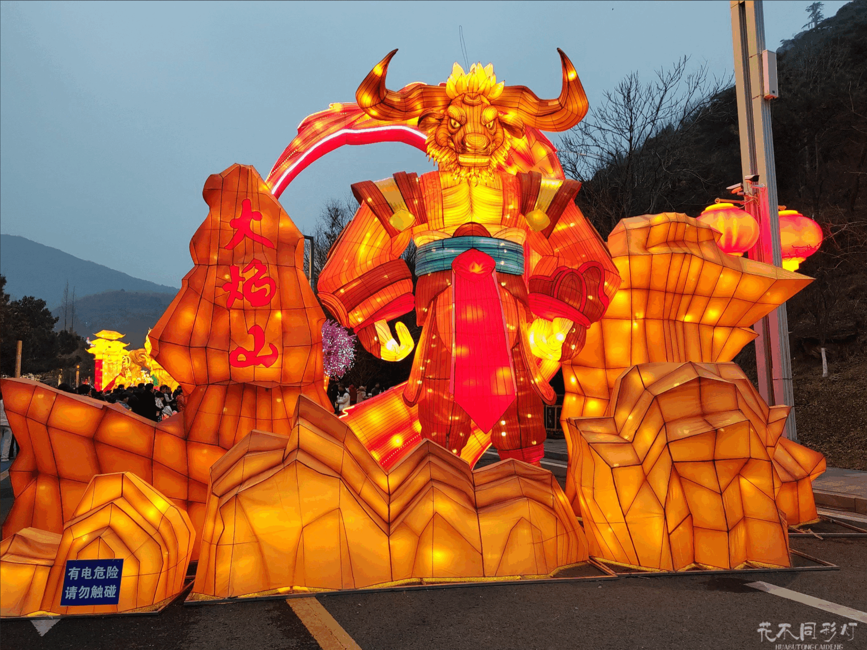 西游记主题网红打卡点实景-多层次灯光与拍照区域布局