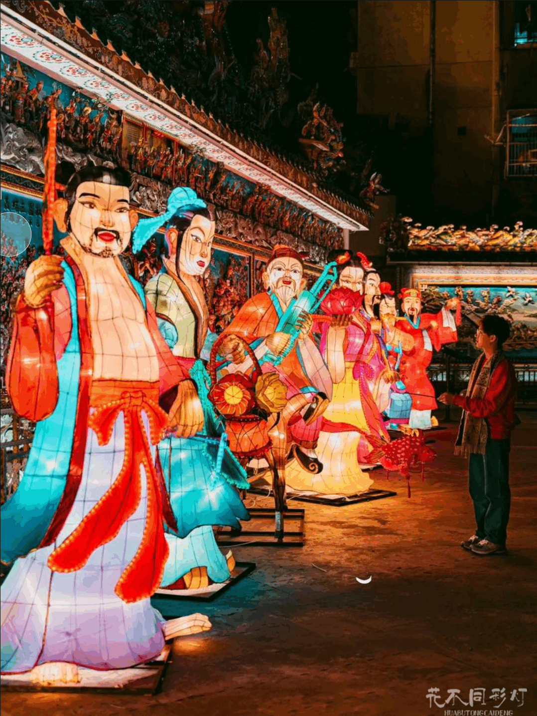 八仙过海灯展汉服打卡区-年轻游客与主题灯组互动拍照