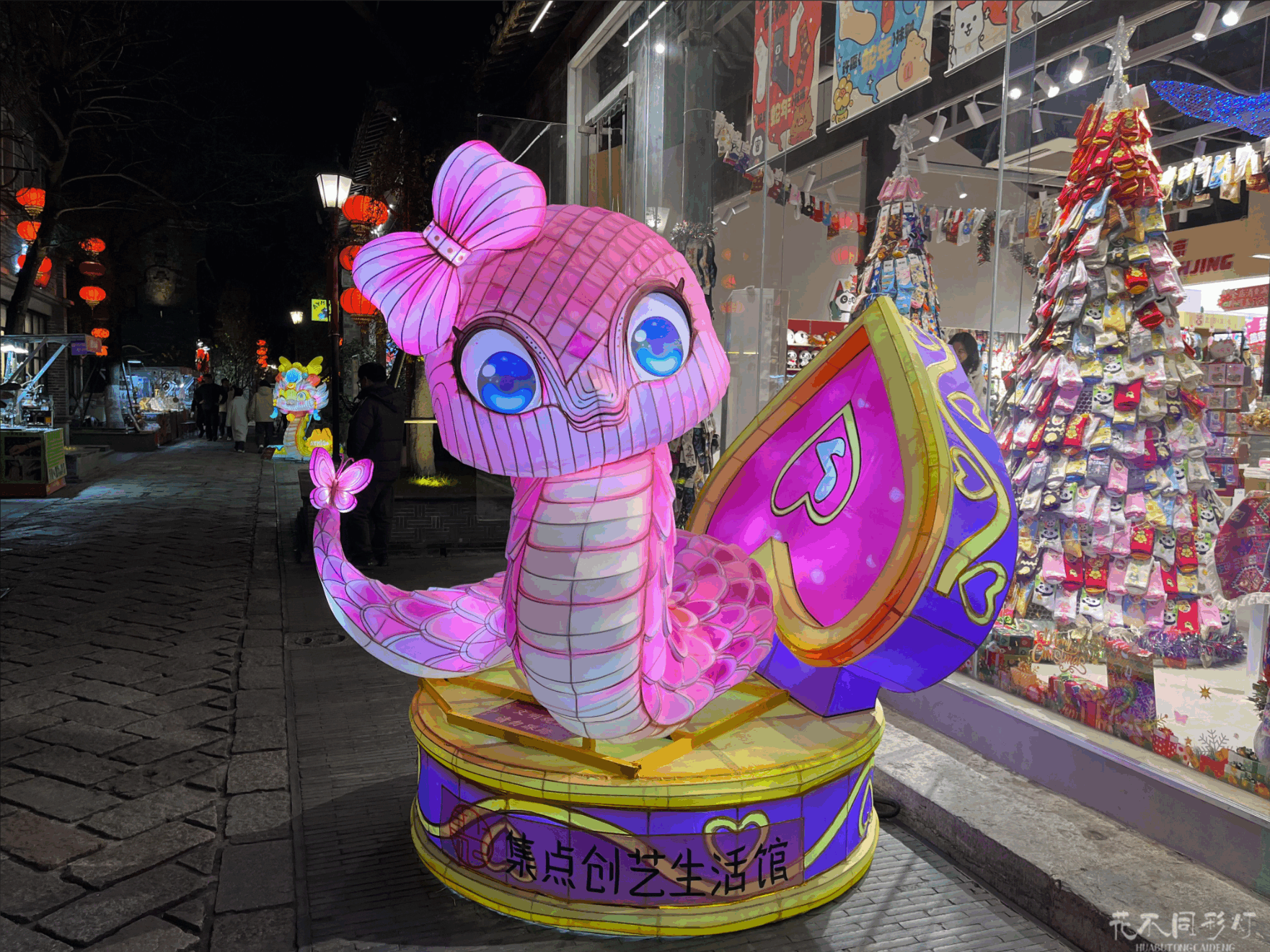 商场中庭卡通动物灯展实景-亲子家庭互动拍照场景