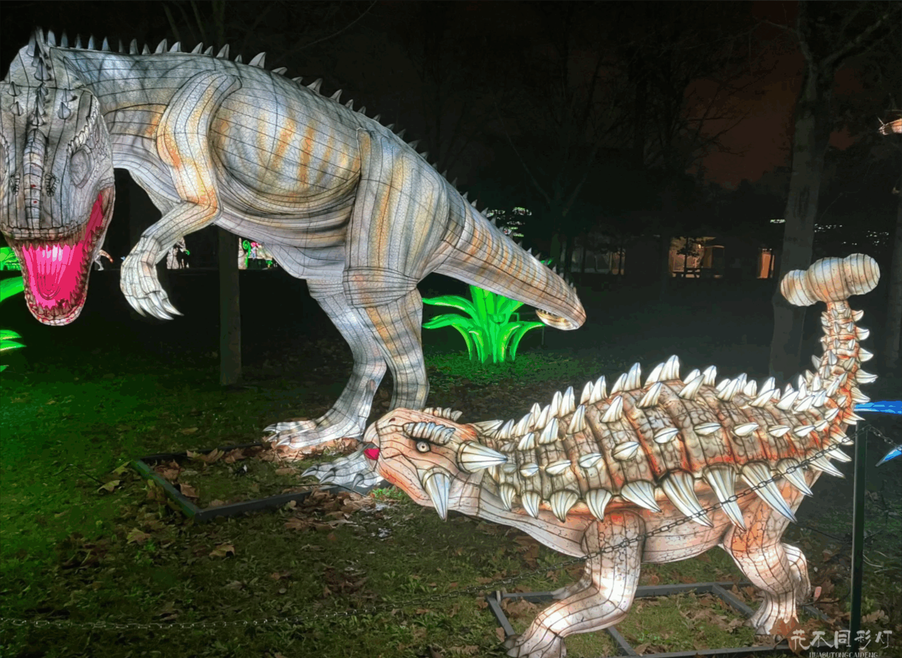 机械恐龙灯会实景-多关节传动系统与动态灯光效果展示