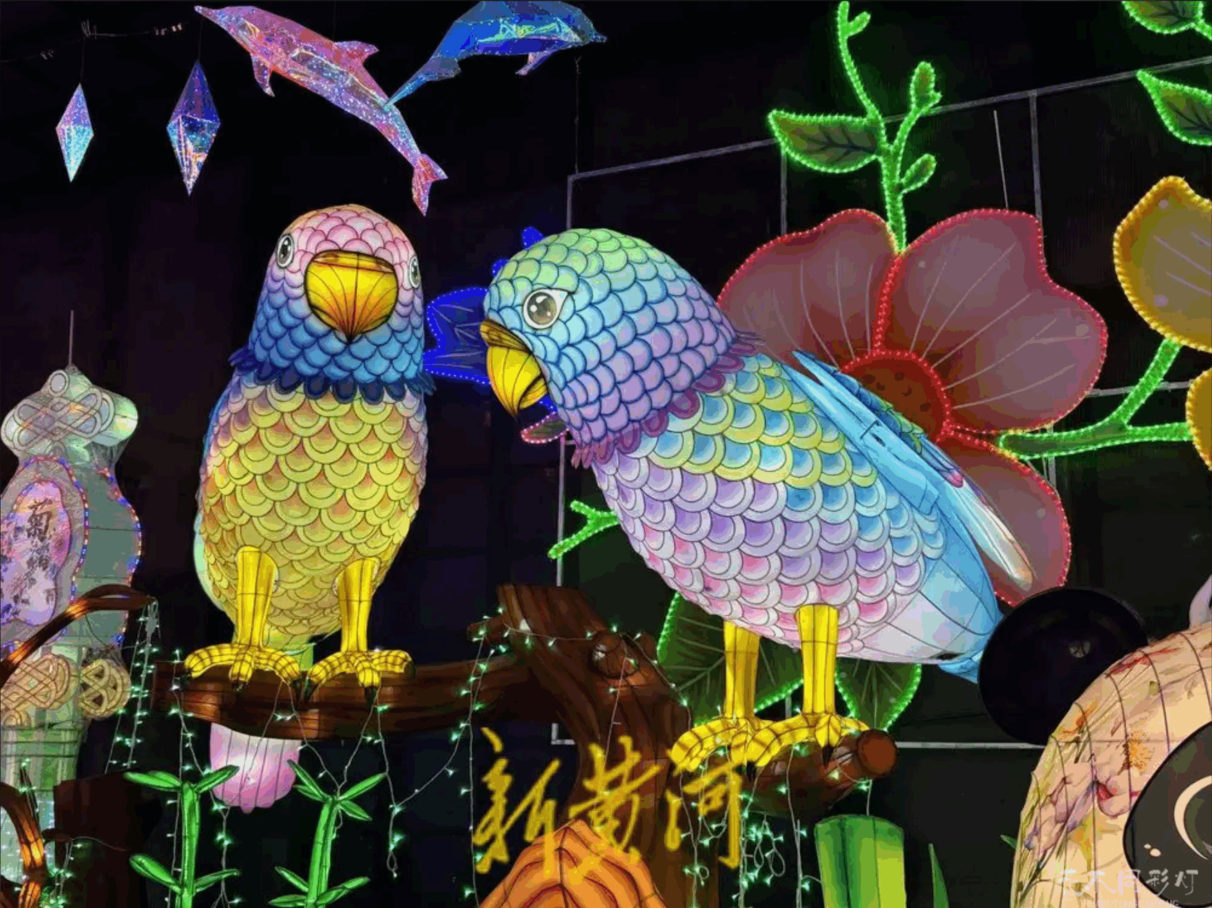 正版动物IP灯展实景-知名卡通形象灯组与游客互动场景