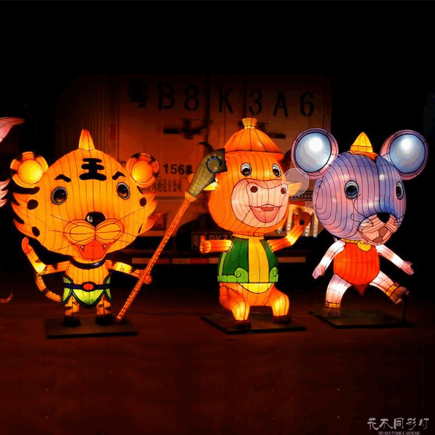 十二生肖主题灯展现场盛况-游客互动与灯光艺术完美融合