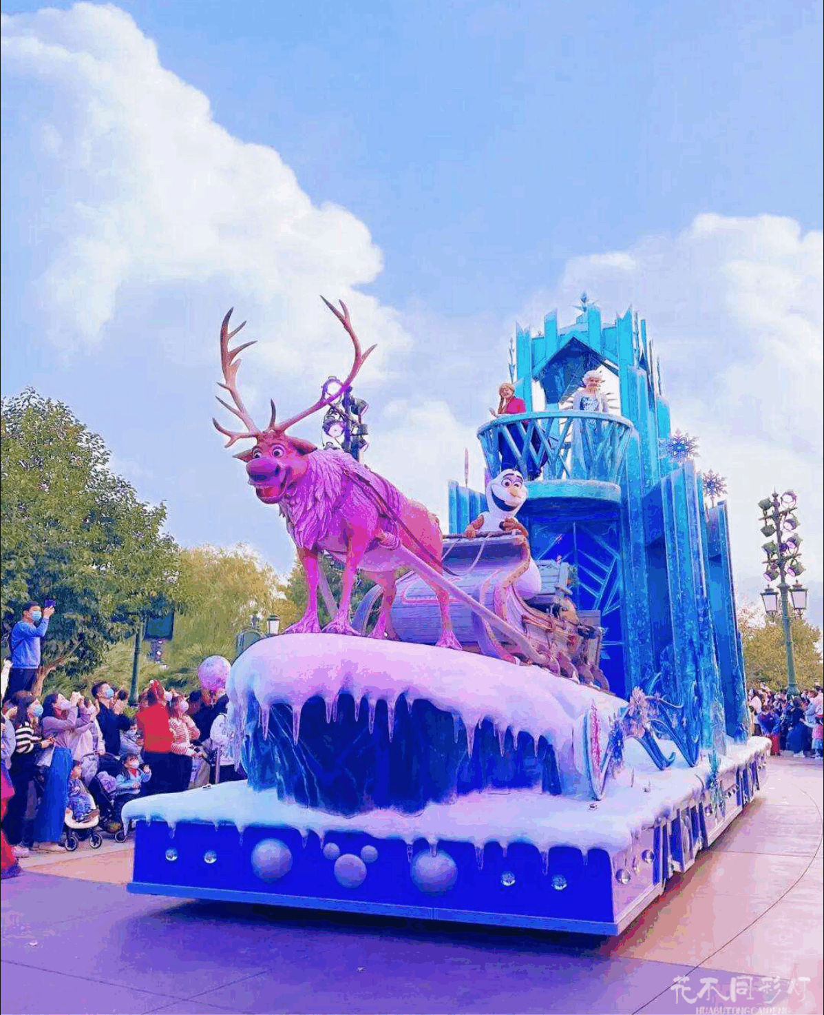 花不同彩灯工厂内技师正在进行迪士尼花车角色精细裱糊与彩绘