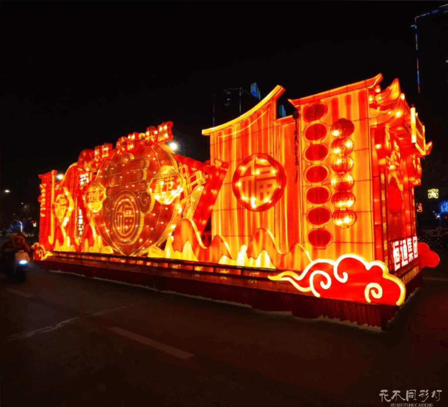 品牌元素创意化融入花车设计案例展示 - 从LOGO到整体造型的完美转化 品牌元素创意化融入花车设计案例展示 - 从LOGO到整体造型的完美转化