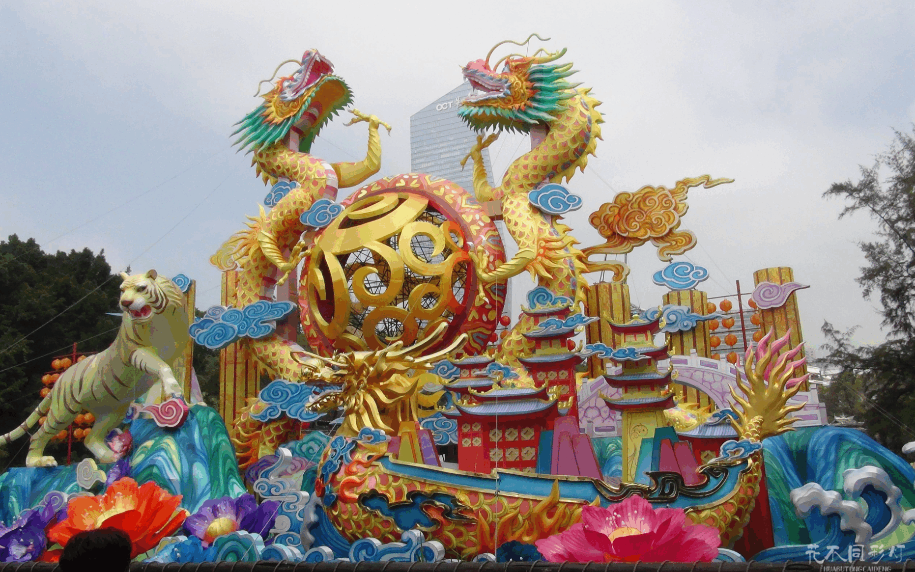 春节主题巡游花车设计效果图展示 - 传统年俗元素与现代设计语言的创新融合视觉呈现 春节主题巡游花车设计效果图展示 - 传统年俗元素与现代设计语言的创新融合视觉呈现