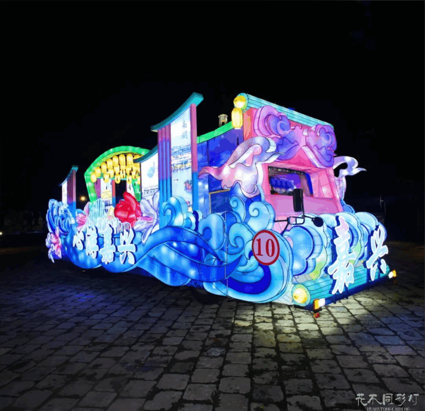 应用LED互动屏与动态机械技术的现代智能巡游花车效果展示 应用LED互动屏与动态机械技术的现代智能巡游花车效果展示