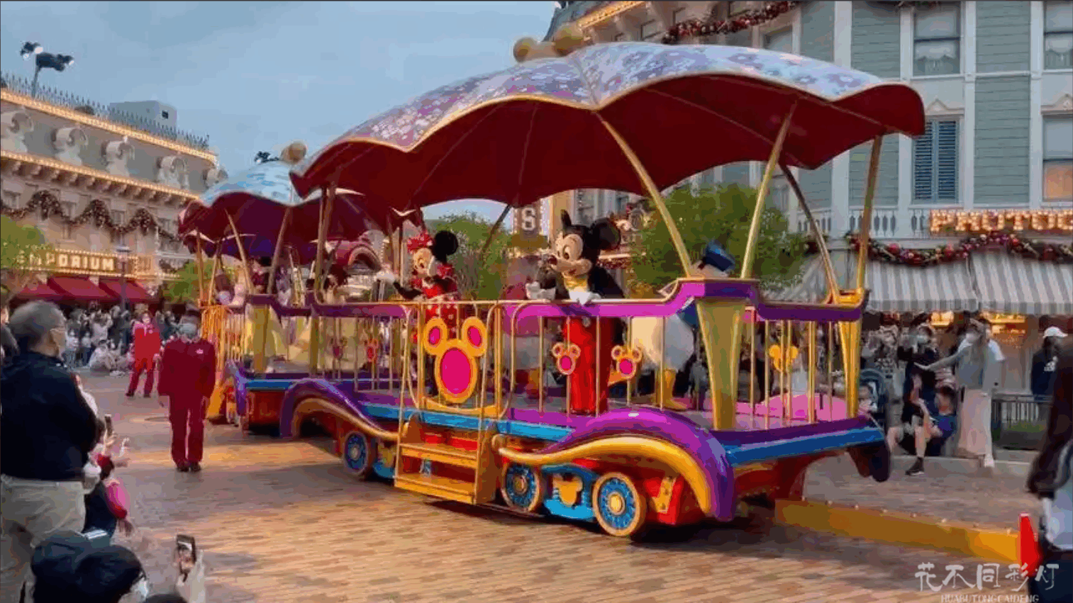 花车在白天的全景，展示其宏伟而精致的珊瑚礁主题造型。