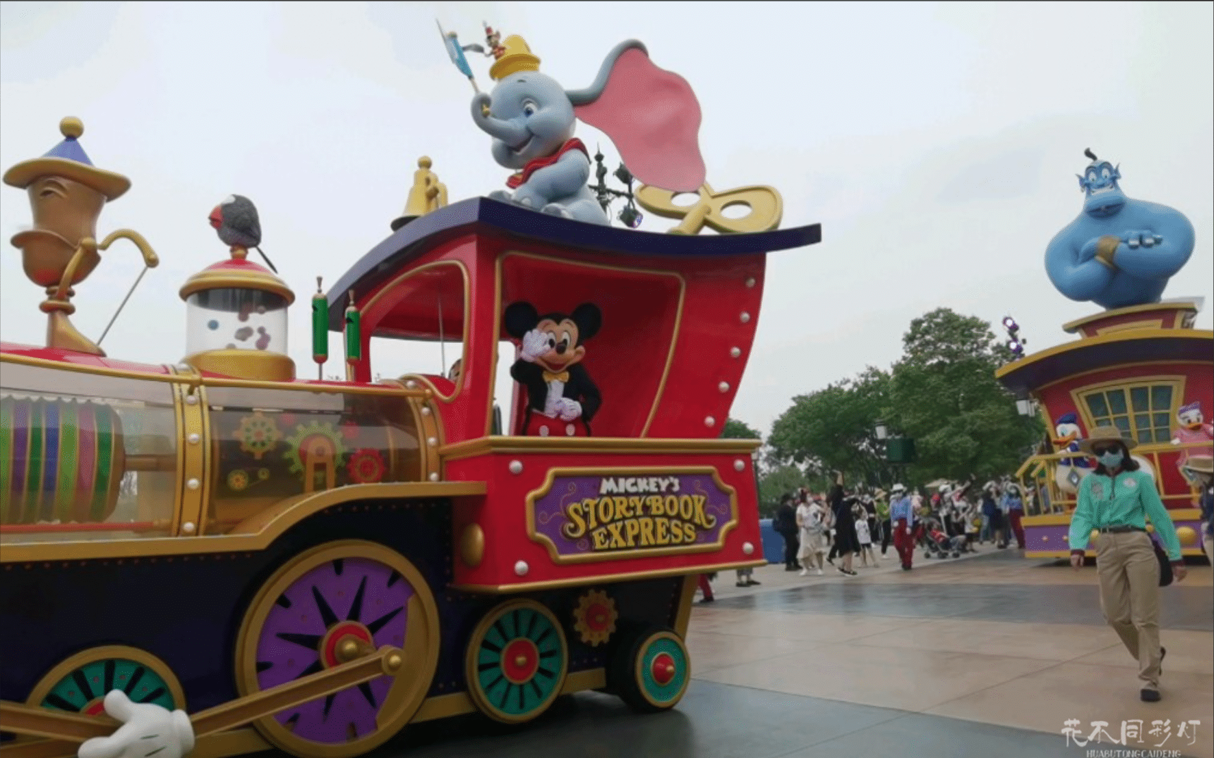 夜间巡游盛况，动态灯光将整个街道渲染成梦幻深海，观众惊叹不已。