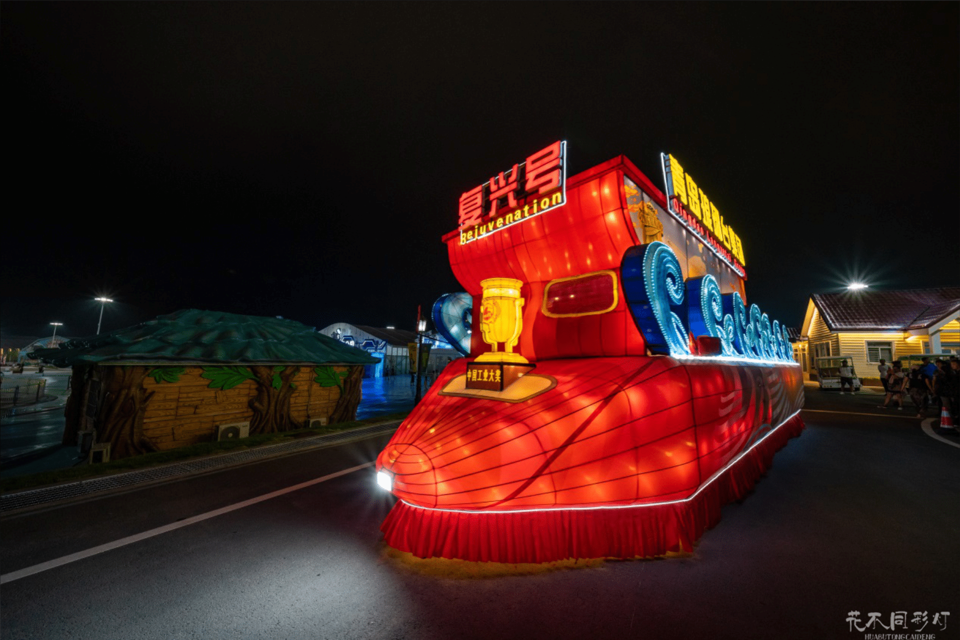 啤酒之城号花车机械结构与喷涌泡沫特写-节庆彩车工艺