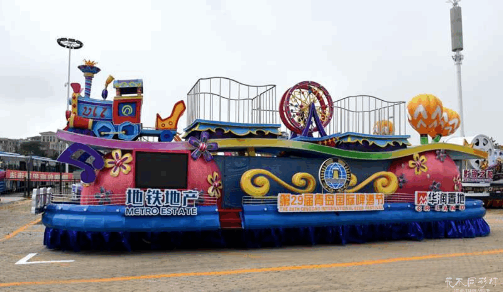 音乐之岛号花车巡游现场与演员互动画面-文化花车展示