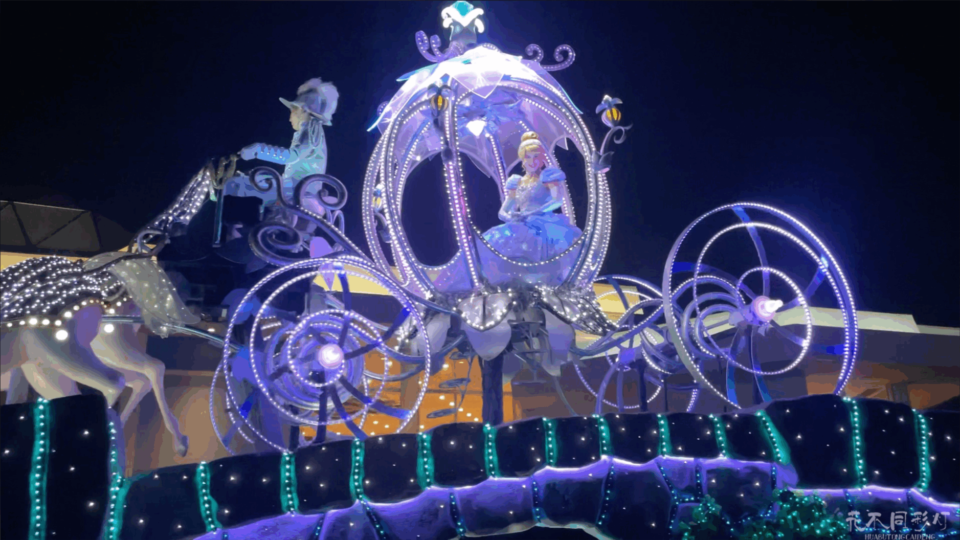 奇幻互动型花车实拍-猛犸象造型与儿童互动