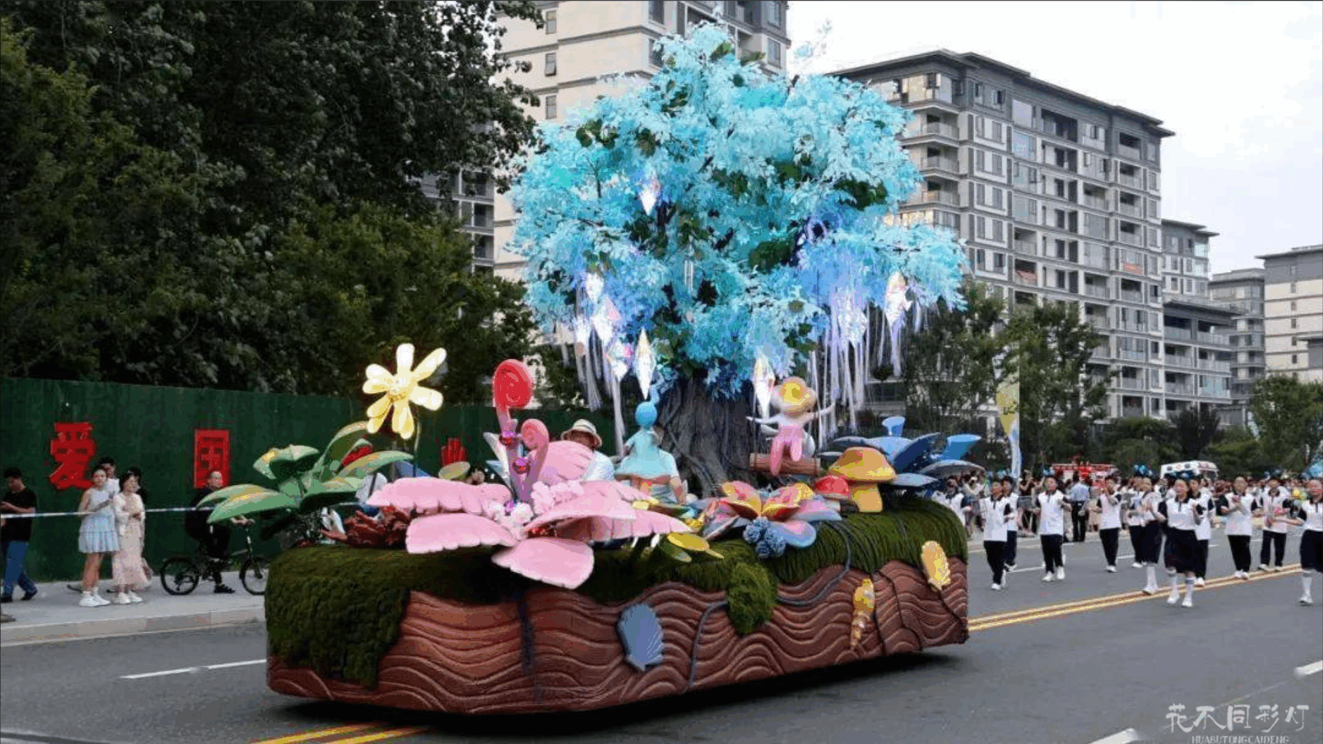 都市时尚型花车实拍-现代流线型设计灯光效果