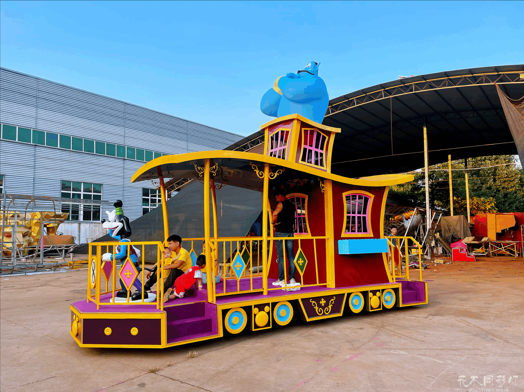 狭窄街区小型花车直角转弯实拍-四轮独立转向系统展示