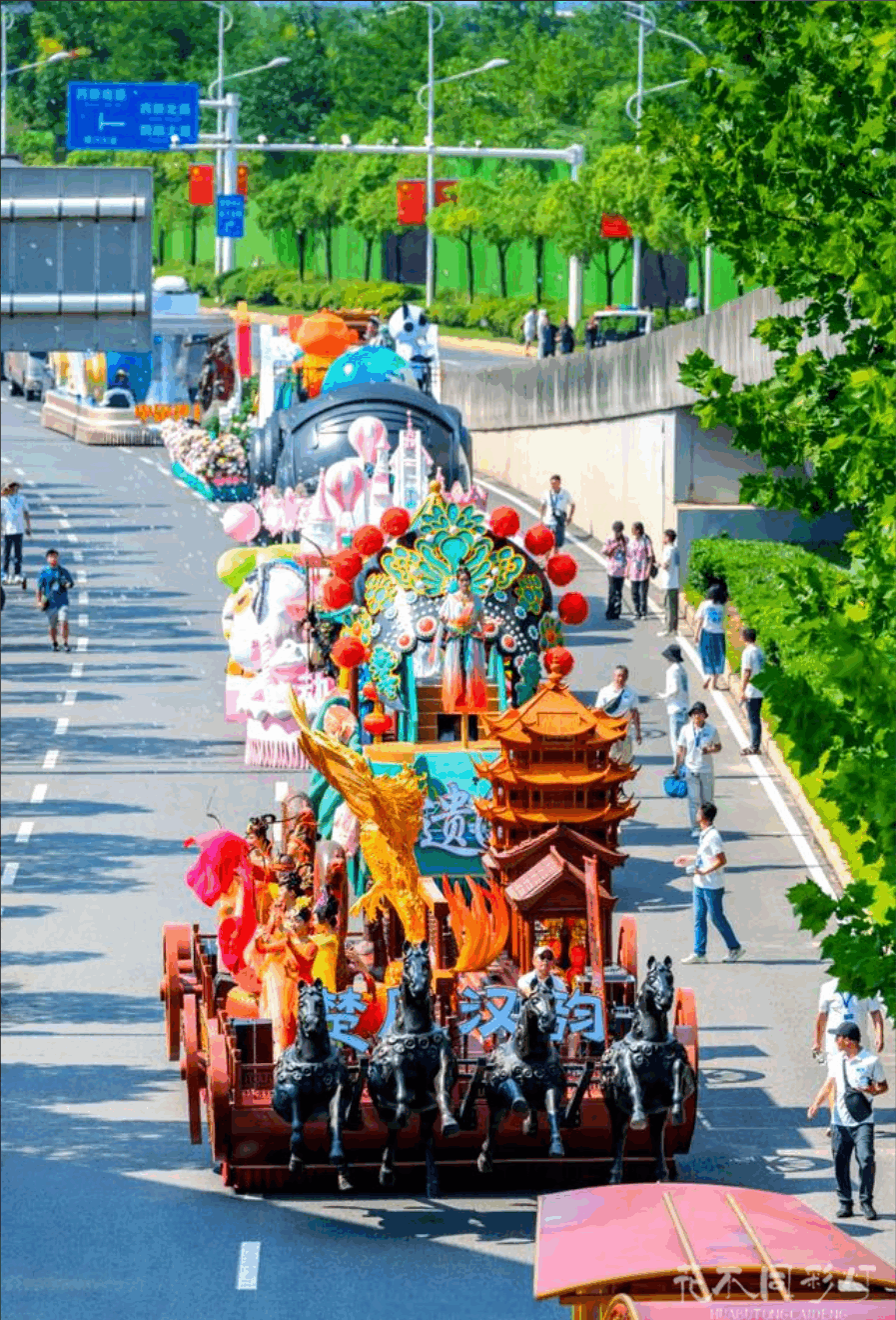 武汉文旅IP花车巡游全景-23台花车方阵现场盛况 武汉文旅IP花车巡游全景-23台花车方阵现场盛况