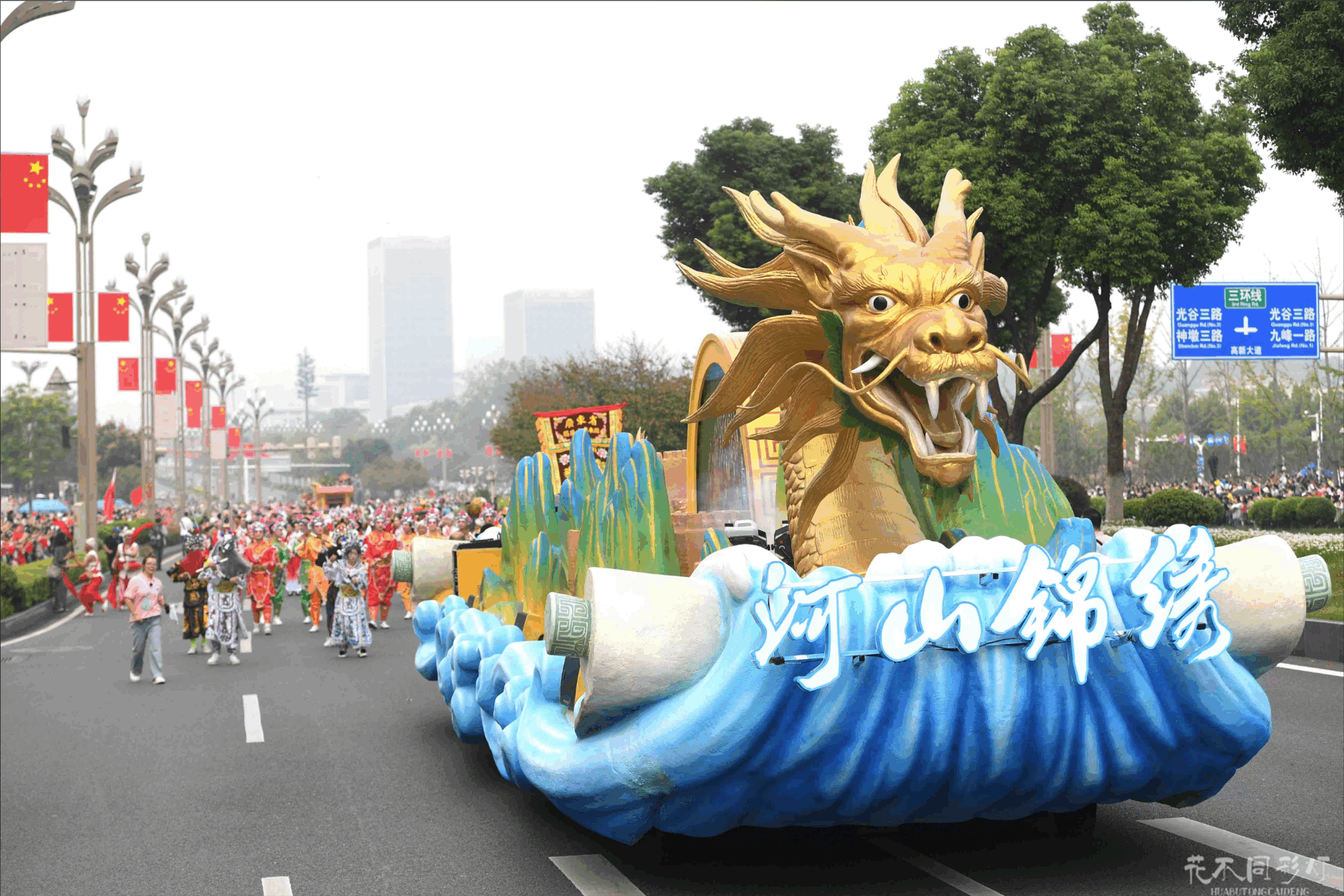 河山锦绣主题花车特写-机械龙头与青绿山水设计细节 河山锦绣主题花车特写-机械龙头与青绿山水设计细节