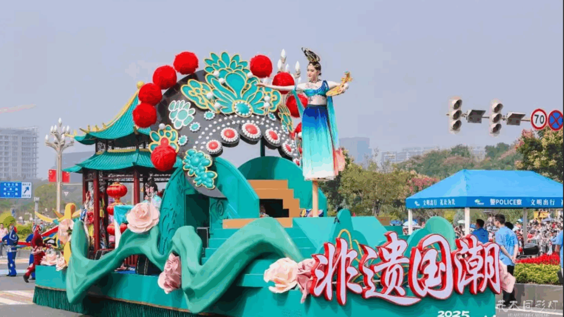 长春伊通河猛犸老爷花车-仿古毛绒材质与荧光枯树细节