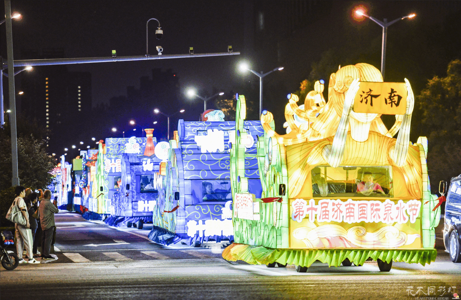 济南泉水节花车巡游全景-经十路主题花车队列