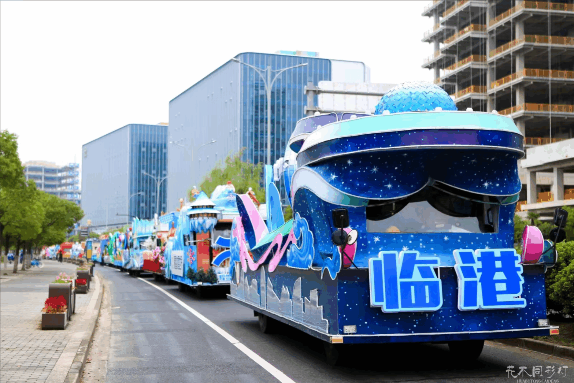 上海旅游节花车外滩启航全景-25辆花车队列与灯光秀